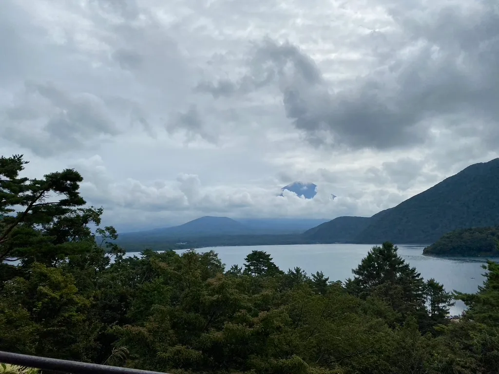 Lago Motosu visto desde el estacionamiento del edificio administrativo