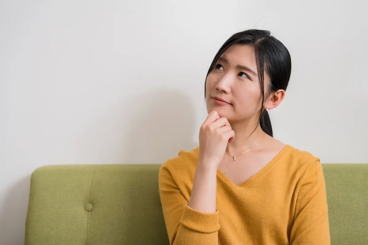 Mujer inclinando la cabeza