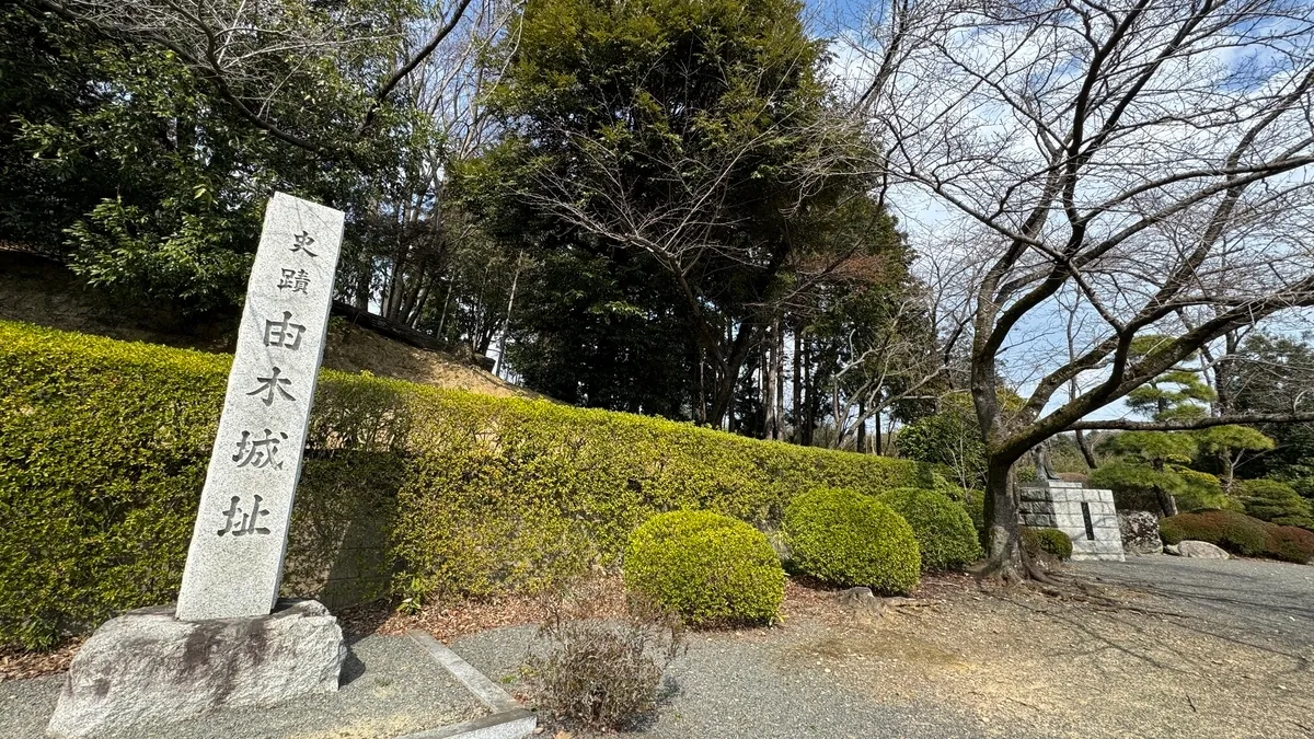 Monumento de piedra del Castillo Yugi