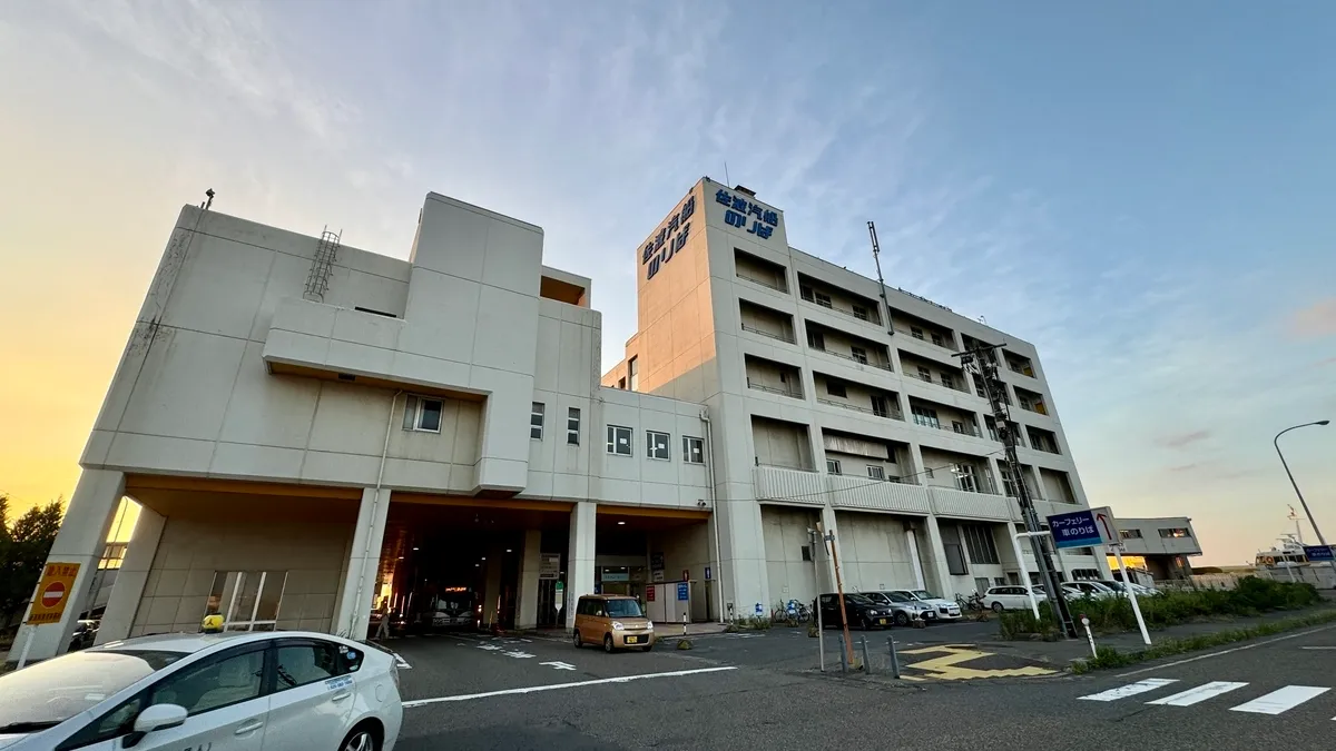 Terminal de Ferry Sado en el Puerto de Niigata