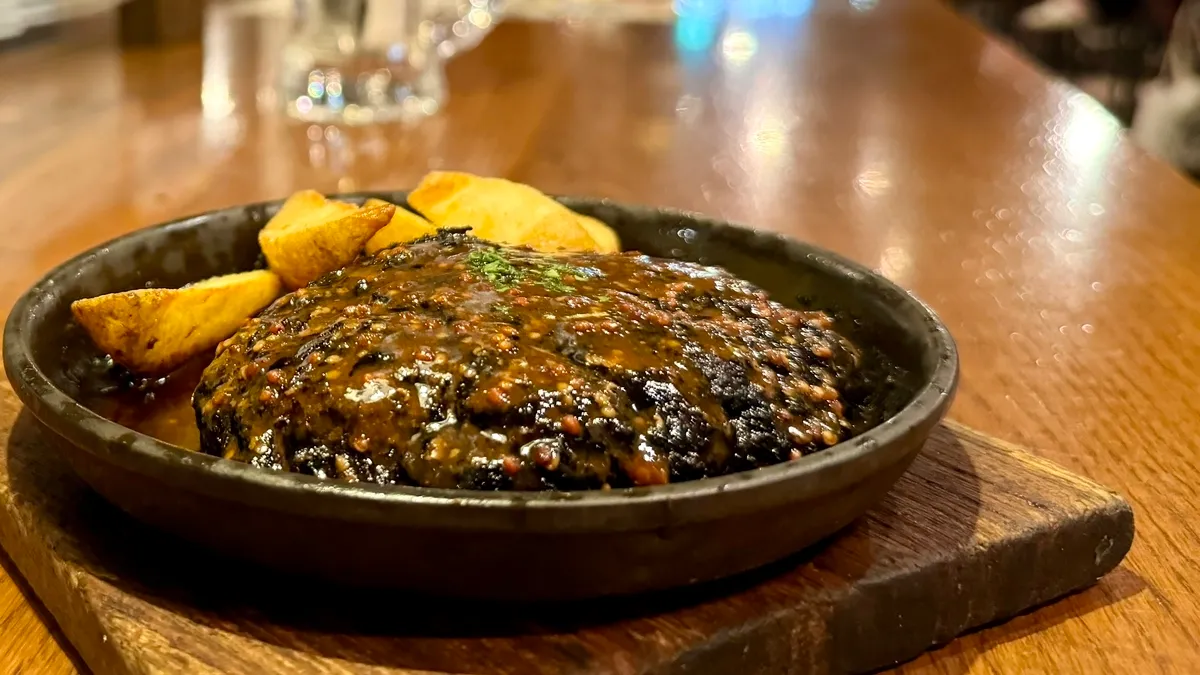 Hamburguesa negra al carbón