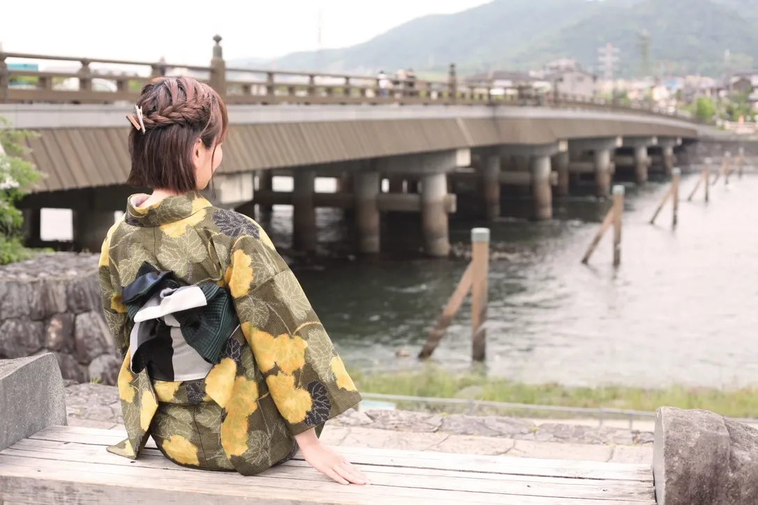 Puente Uji y mujer con kimono