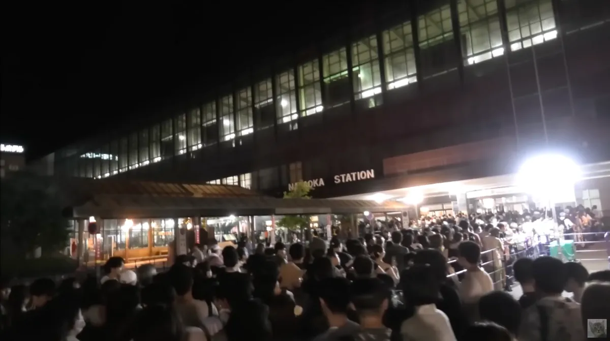 Congestión frente a la estación de Nagaoka