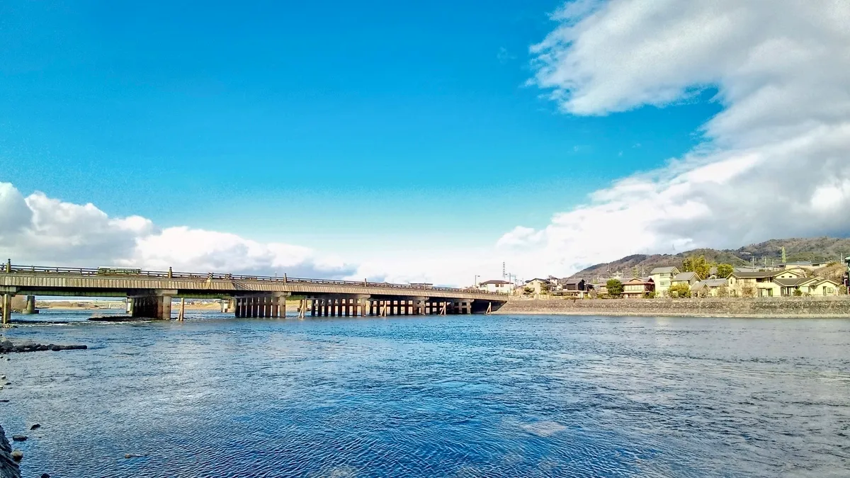 El Puente Uji al mediodía