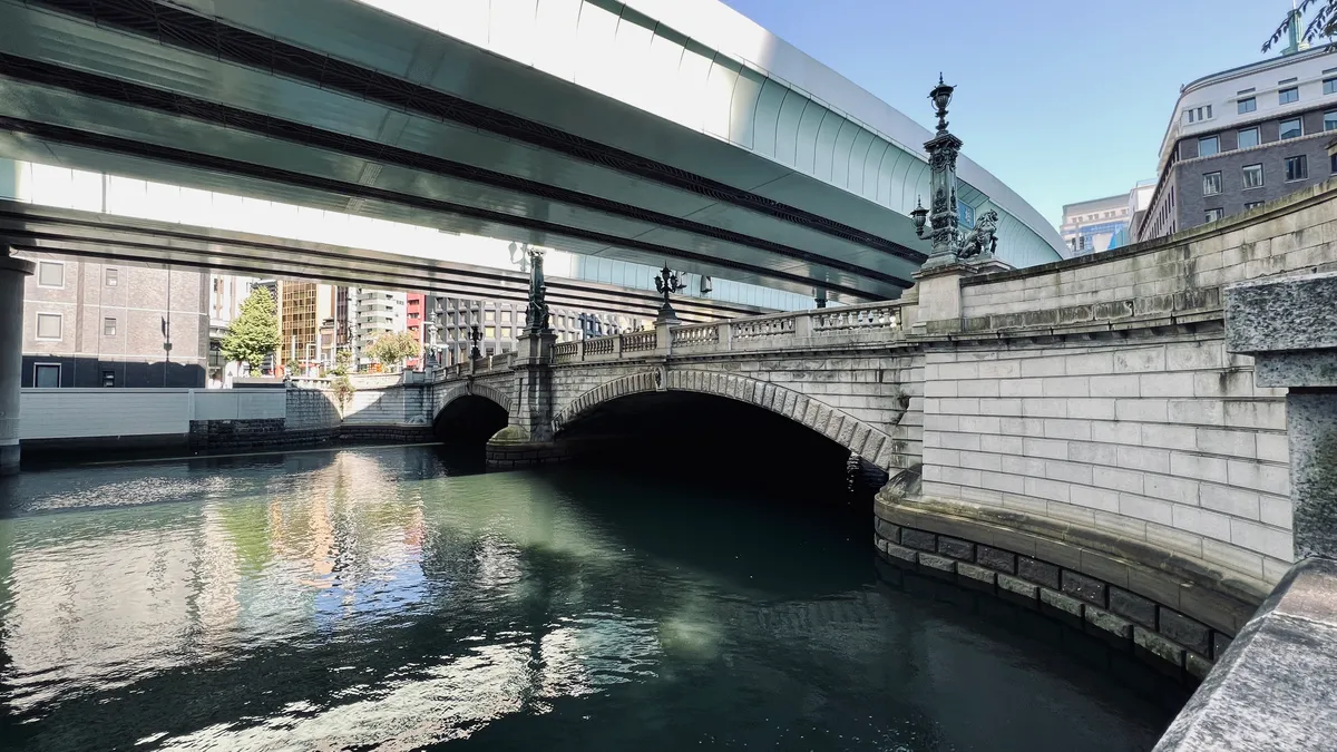 Vista lateral del Puente Nihonbashi