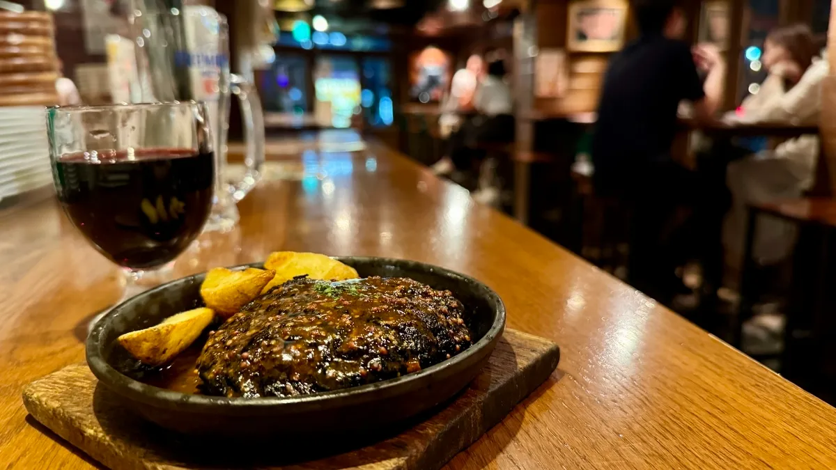 Hamburguesa negra al carbón con vino