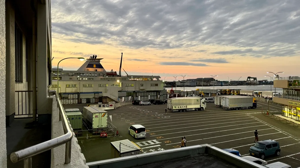 Ferry iluminado por el atardecer