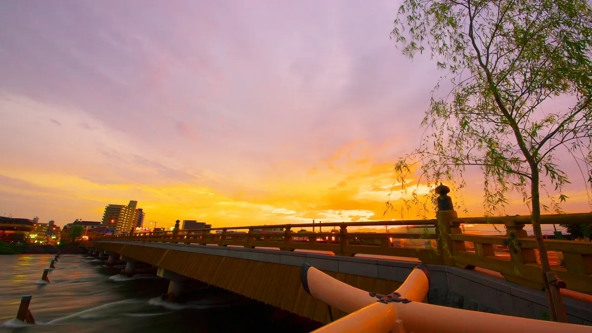 El Puente Uji al atardecer