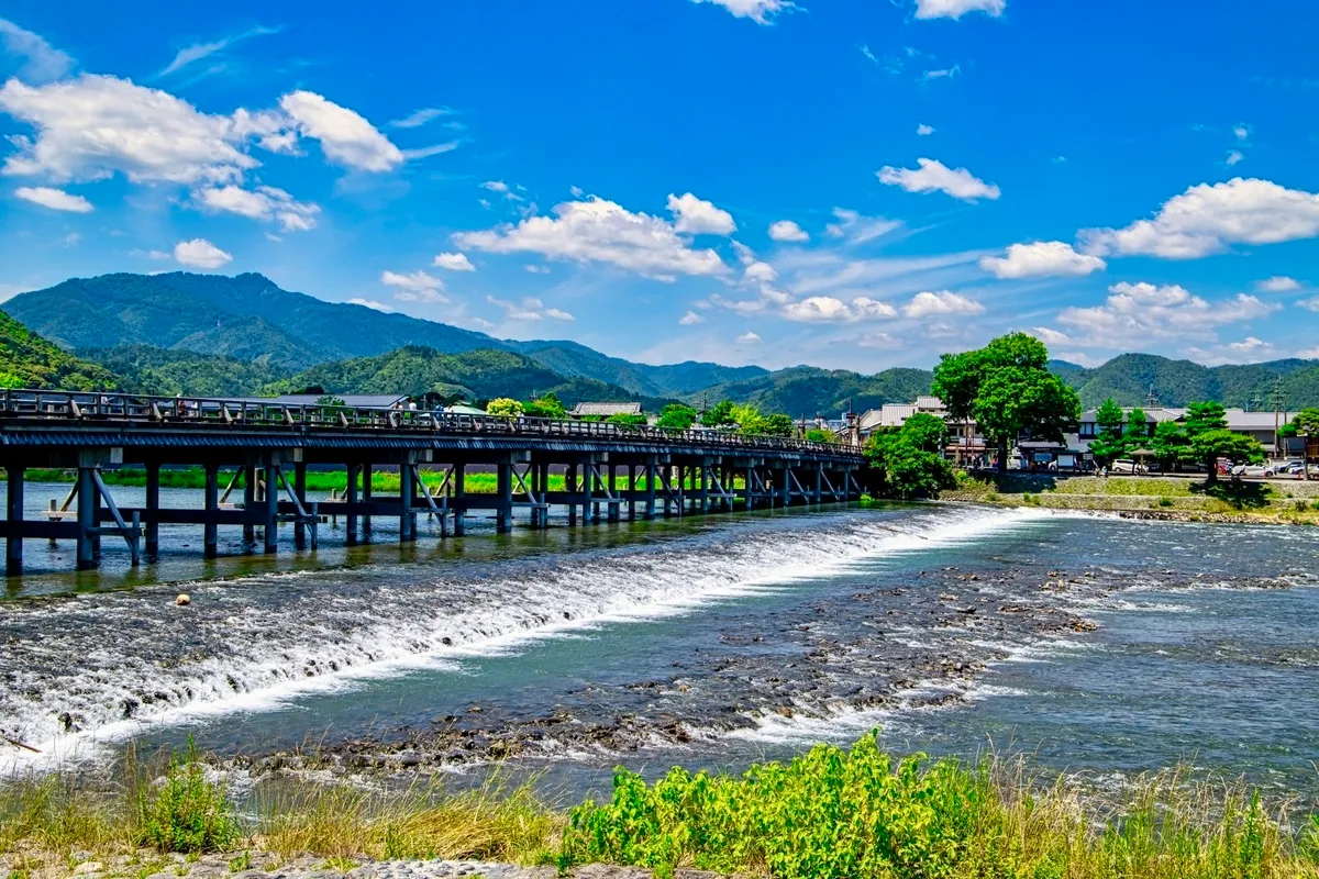 Verano en el Puente Togetsukyo