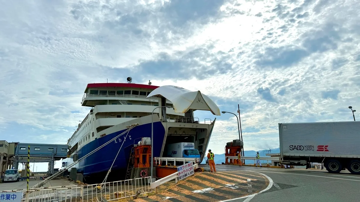 Desembarque de Vehículos desde el Ferry