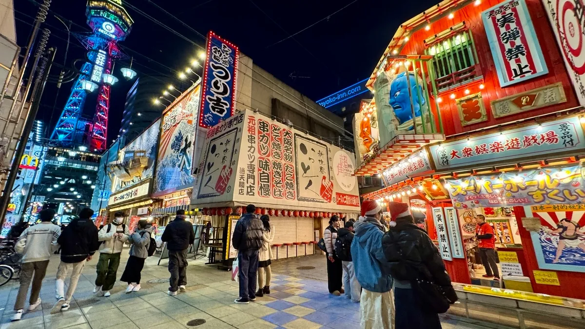 Shinsekai por la noche