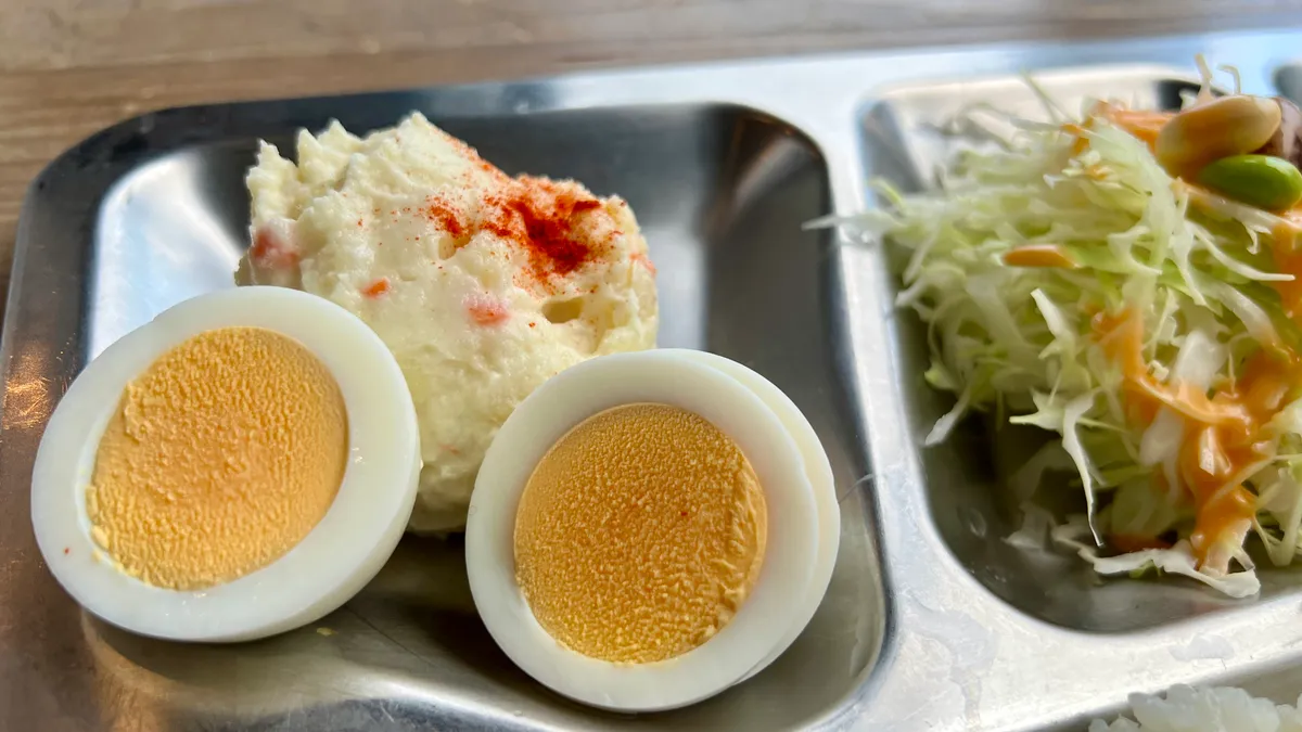 Huevo cocido y ensalada de papa