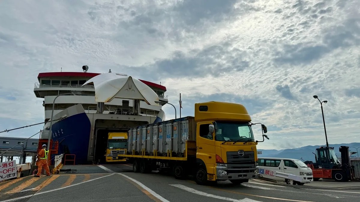 Camión de Transporte de Contenedores de Sado Kisen