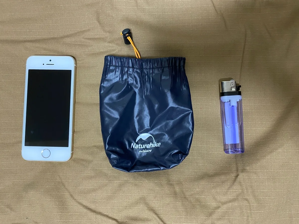 Bolsa de almacenamiento alineada con el iPhone SE y el encendedor