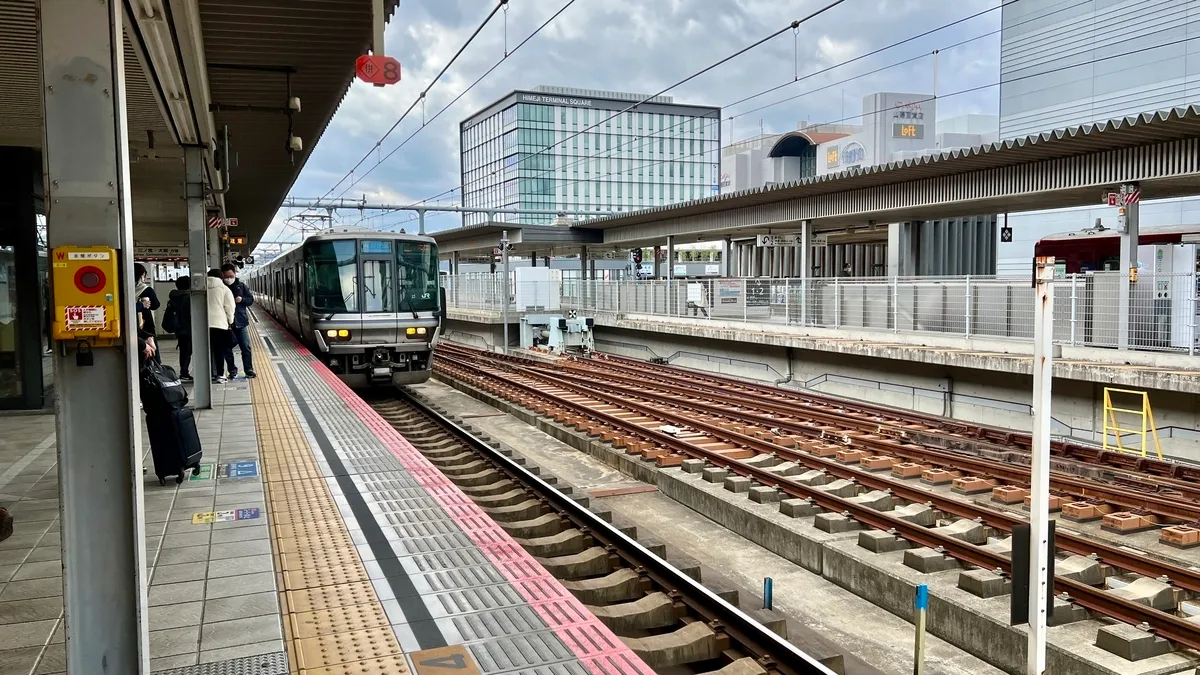 Plataforma de trenes en Himeji