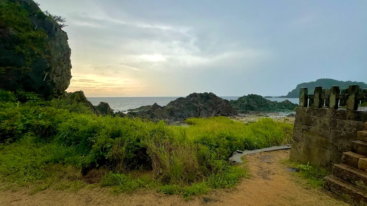 Paisaje costero al atardecer