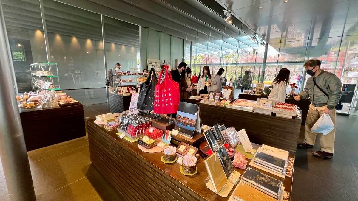 Interior de la tienda del museo