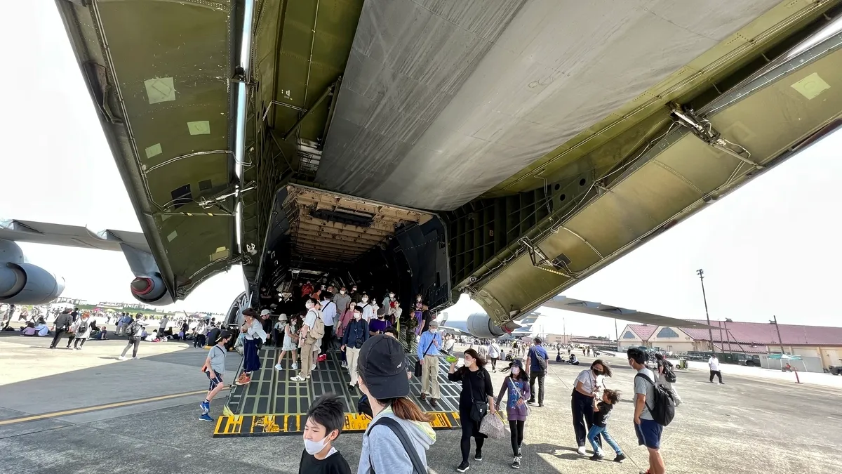 Explorando el interior de un avión de transporte