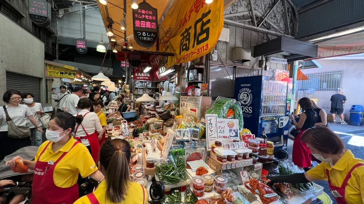 Barrio coreano de Tsuruhashi concurrido