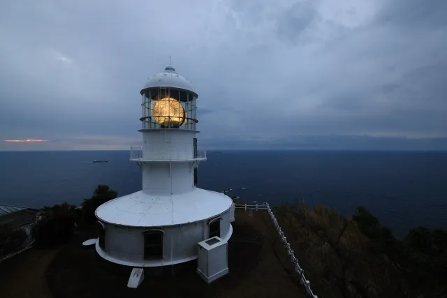 Faro iluminado