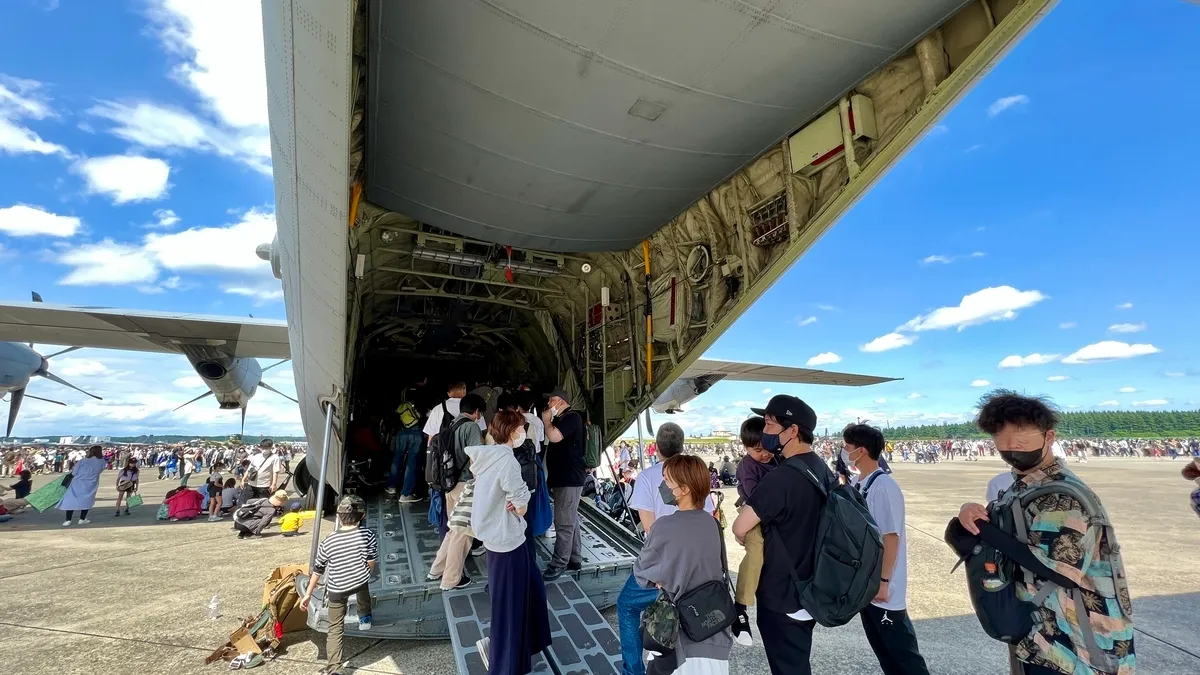 Explorando el interior de un avión de transporte