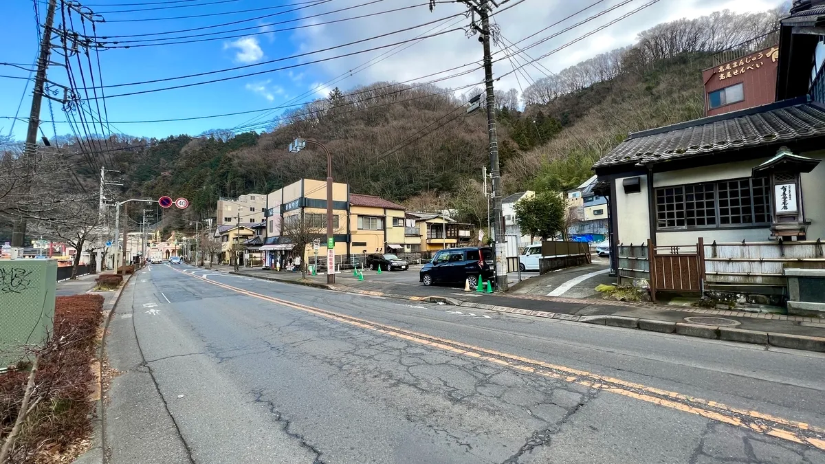 Estacionamiento cerca de la estación Takaosanguchi