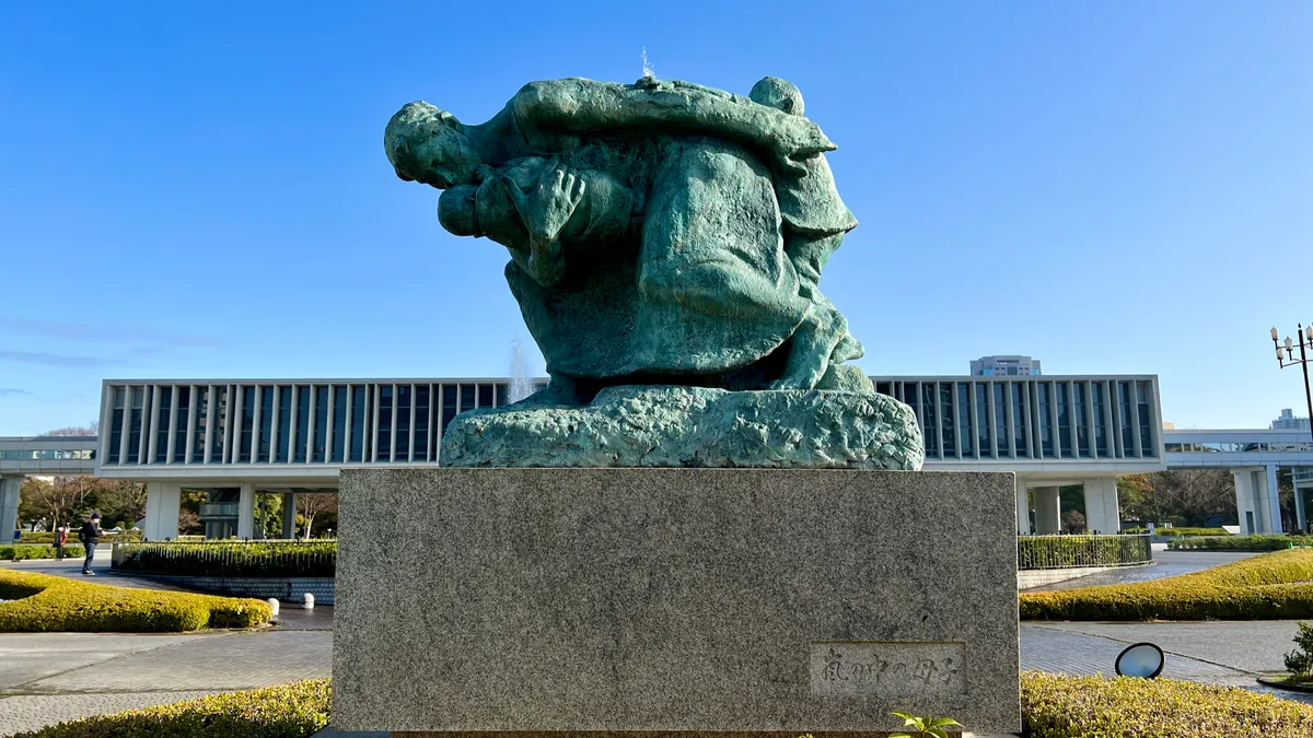 Estatua de la Madre e Hijo en la Tormenta