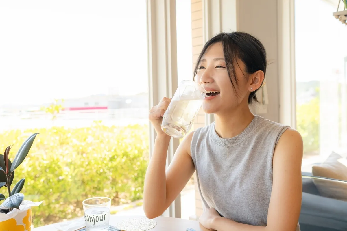Mujer disfrutando un highball