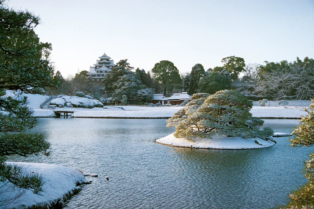 Jardín nevado y Castillo de Okayama