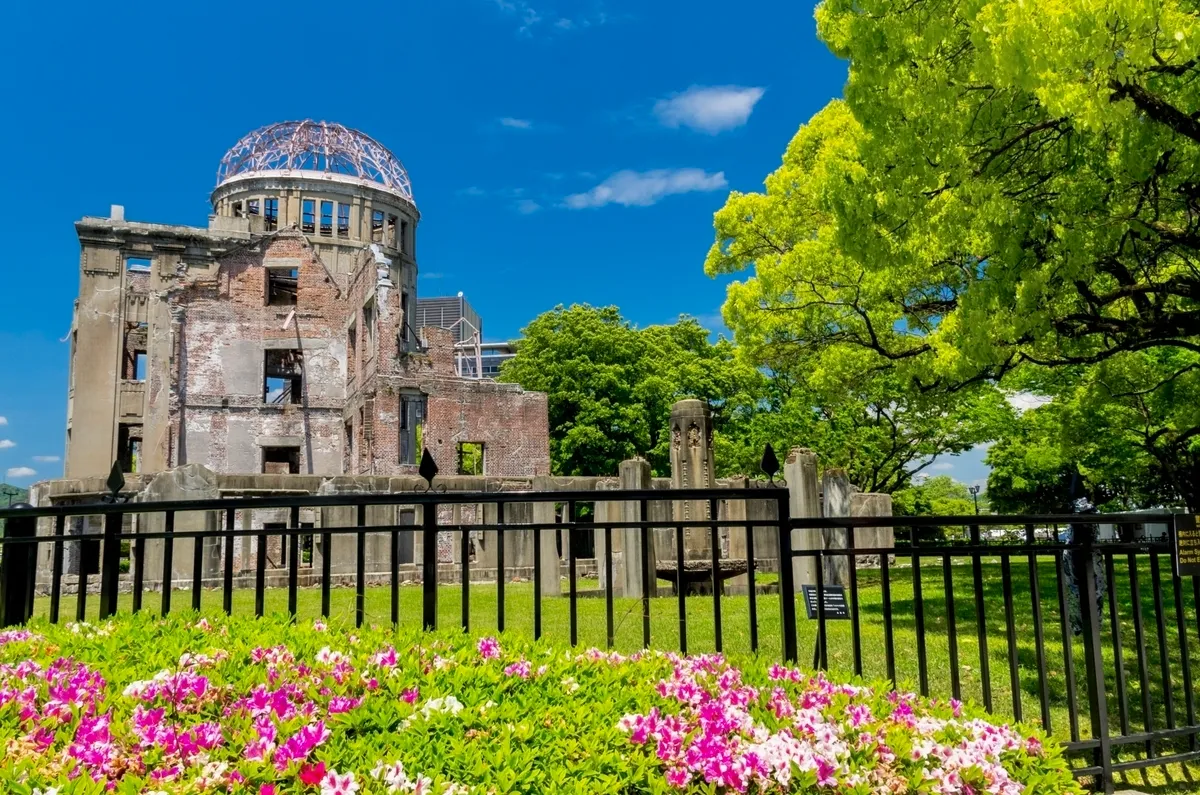 La Cúpula de la Bomba Atómica y Azaleas