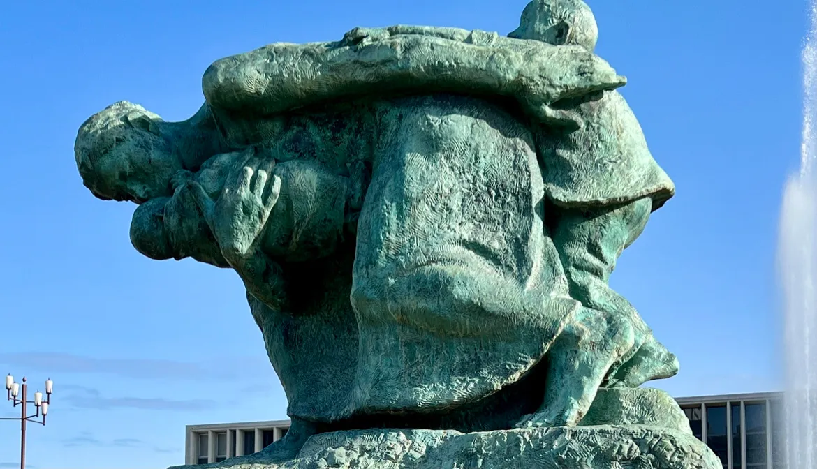 Estatua de la Madre e Hijo en la Tormenta