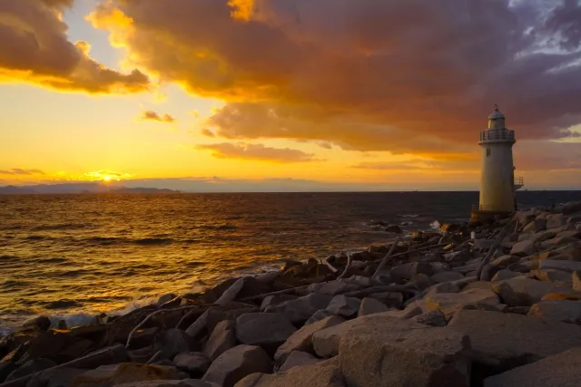 Faro al atardecer