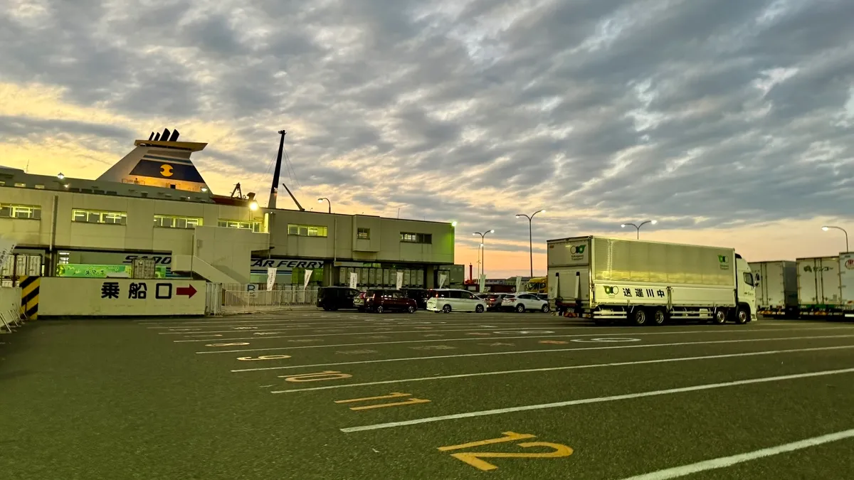 Área de Embarque para Autos en la Terminal de Niigata