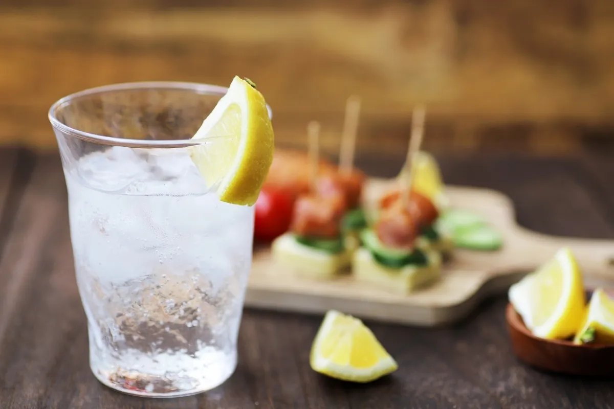 Highball con platos variados
