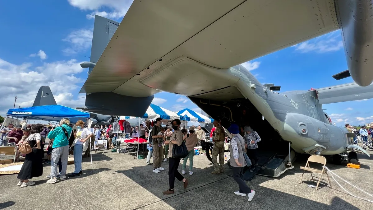 Explorando el interior de un avión de transporte