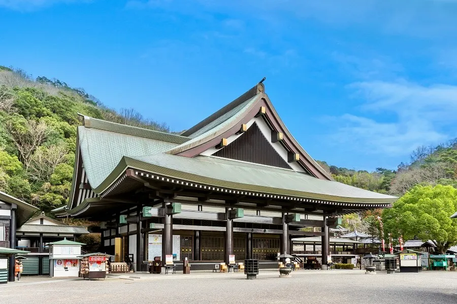 Salón principal del Santuario Saijo Inari