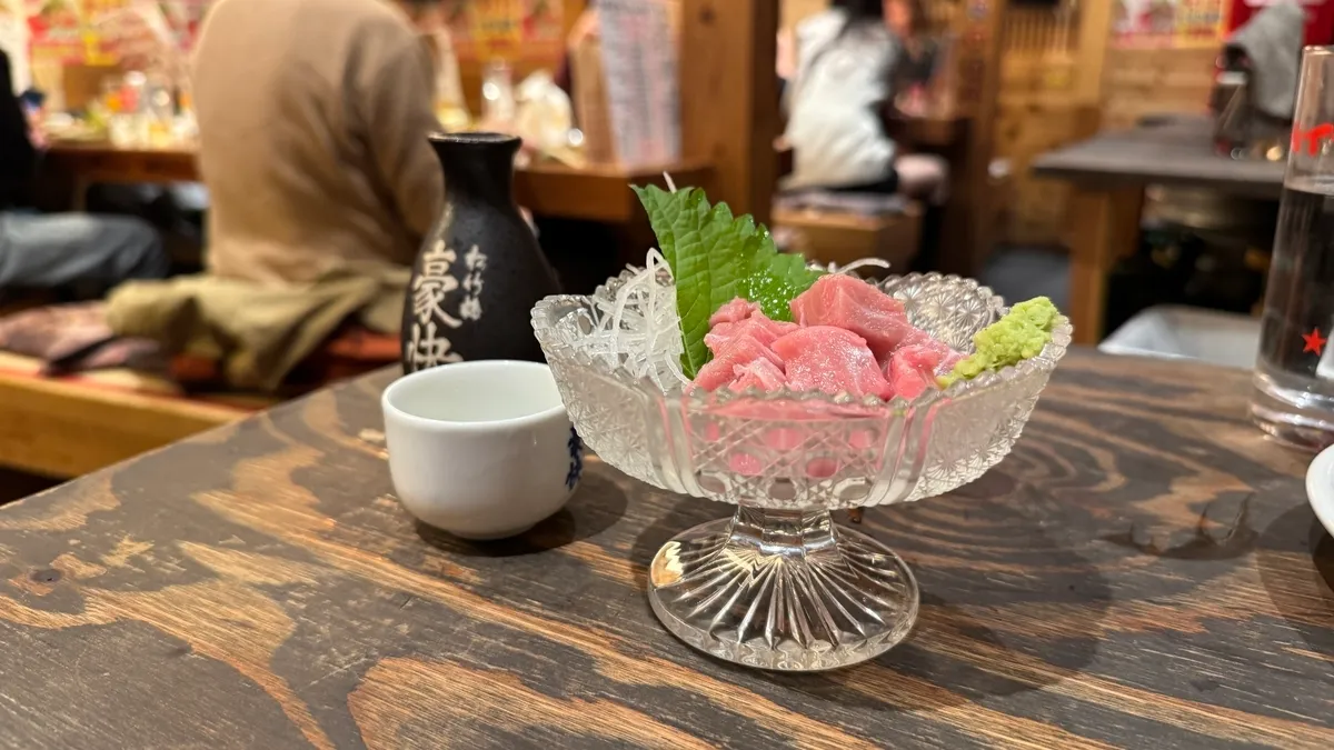 Sashimi de chutoro y sake