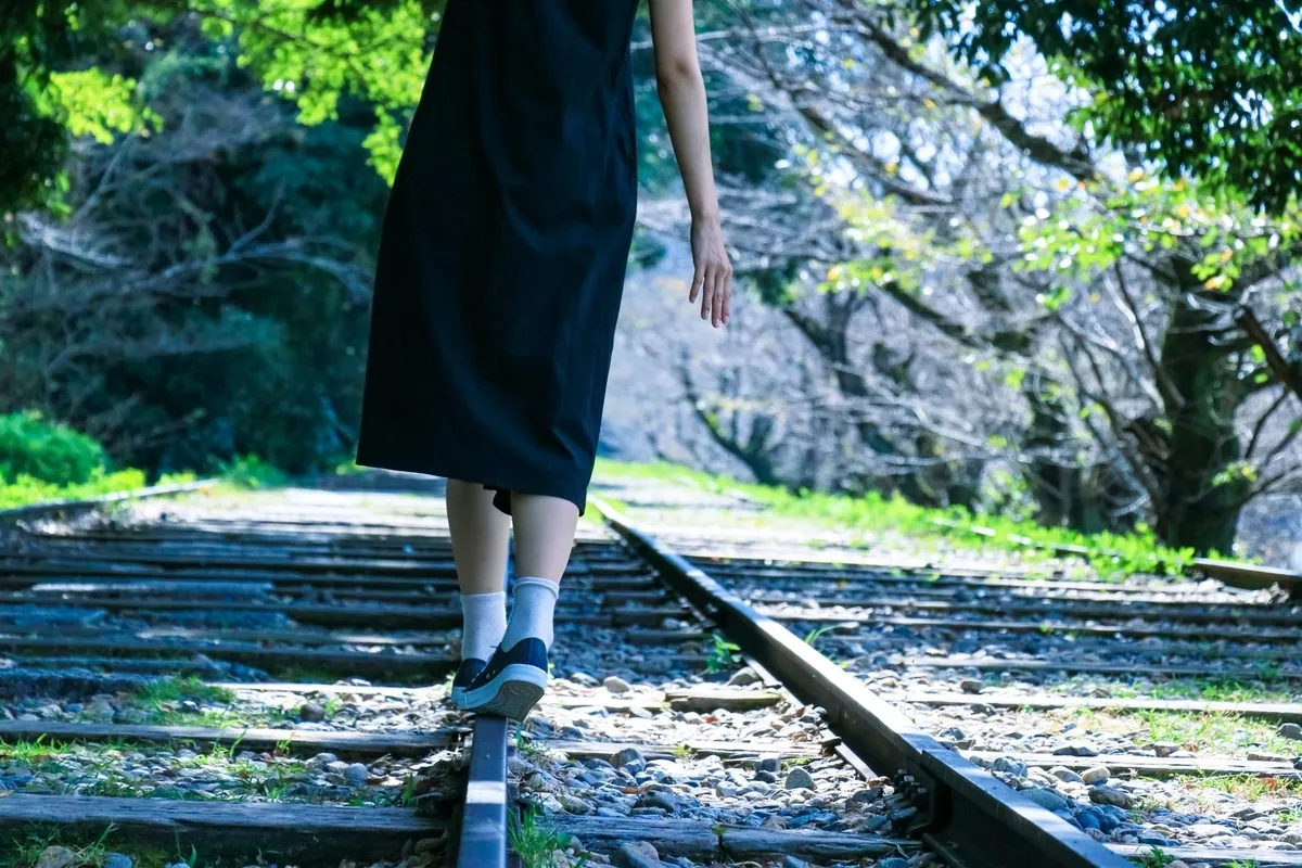 Mujer caminando por el Camino del Filósofo