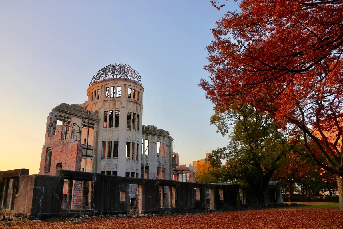 La Cúpula de la Bomba Atómica y Hojas de Otoño