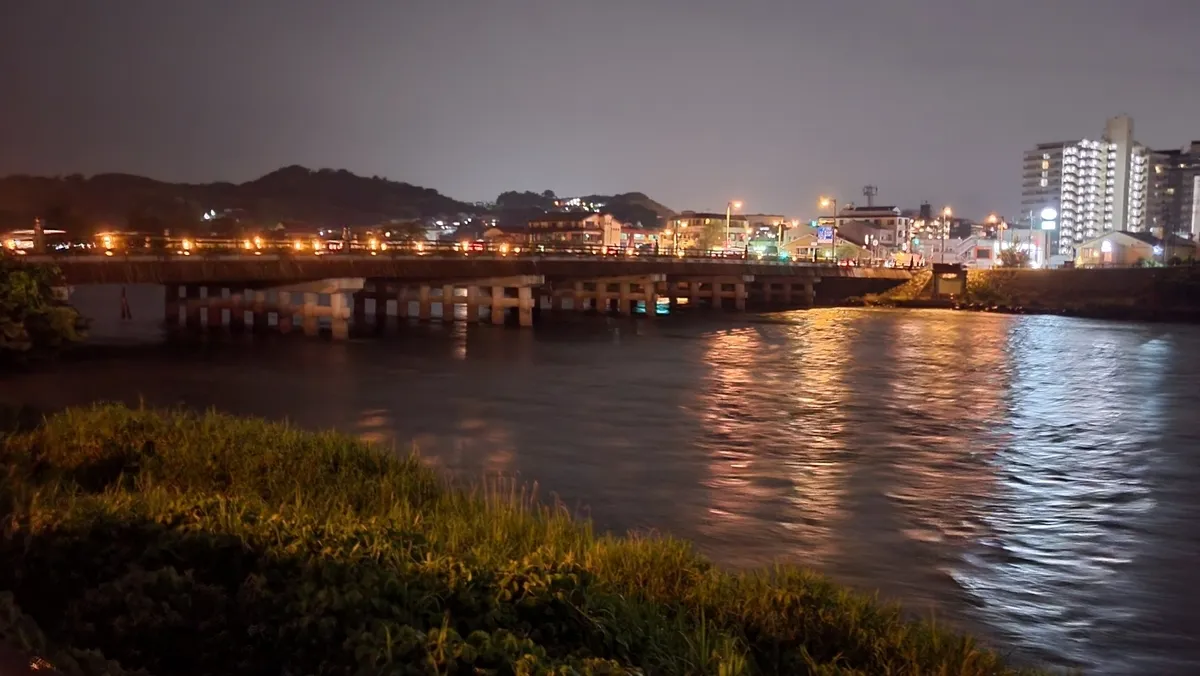 Puente Uji de noche