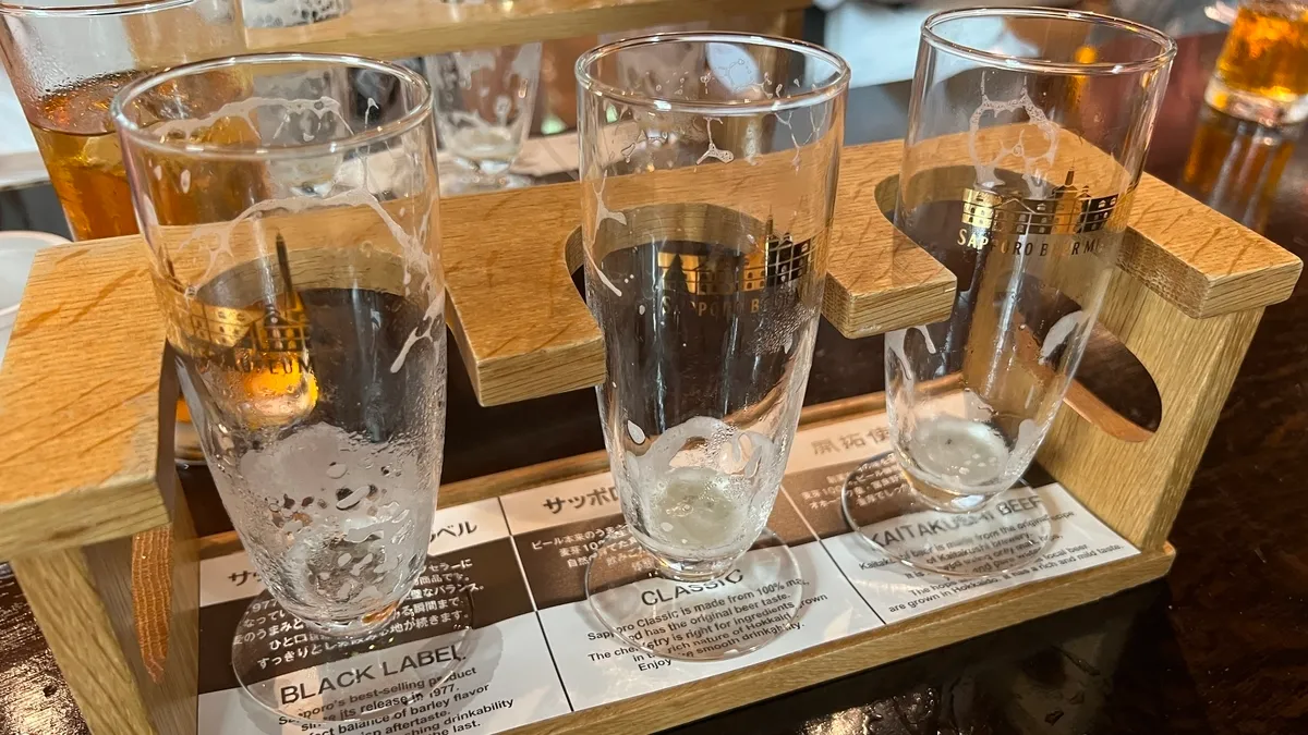 Tres Vasos de Cerveza Vacíos