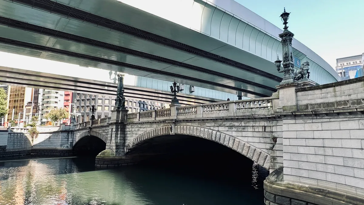 Vista lateral del Puente Nihonbashi