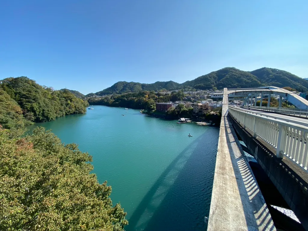 Paisaje del río Sagami mirando hacia abajo desde el puente