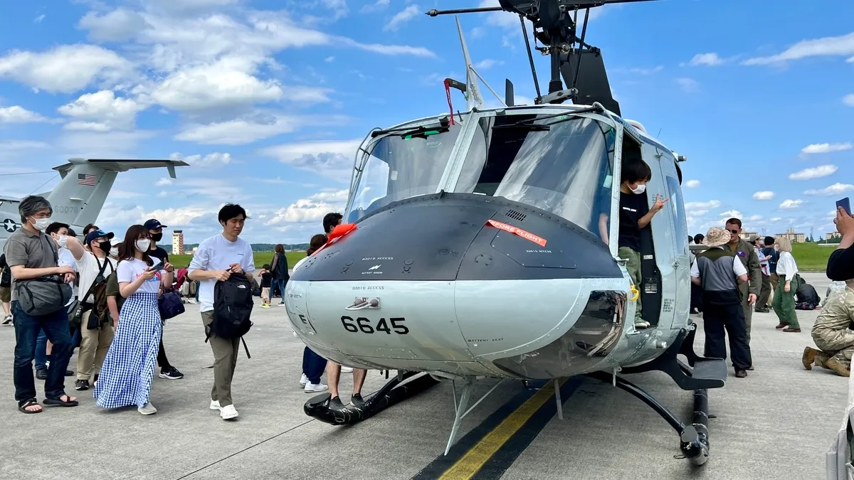 Explorando el interior de un avión