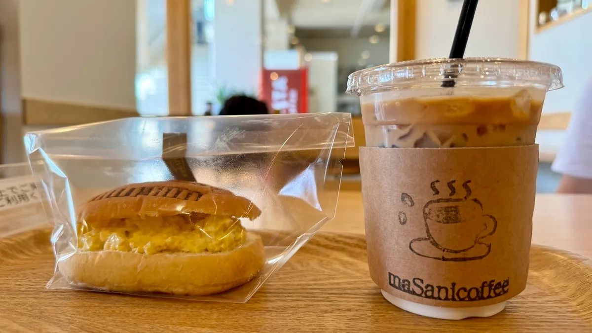 Latte con leche de Sado Dairy y sándwich de huevo