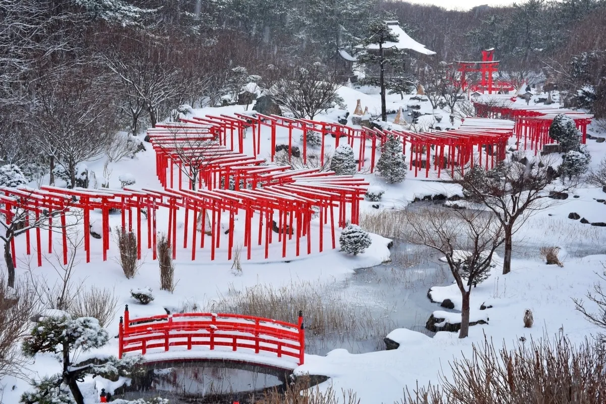 Mil puertas torii nevadas en Takayama Inari