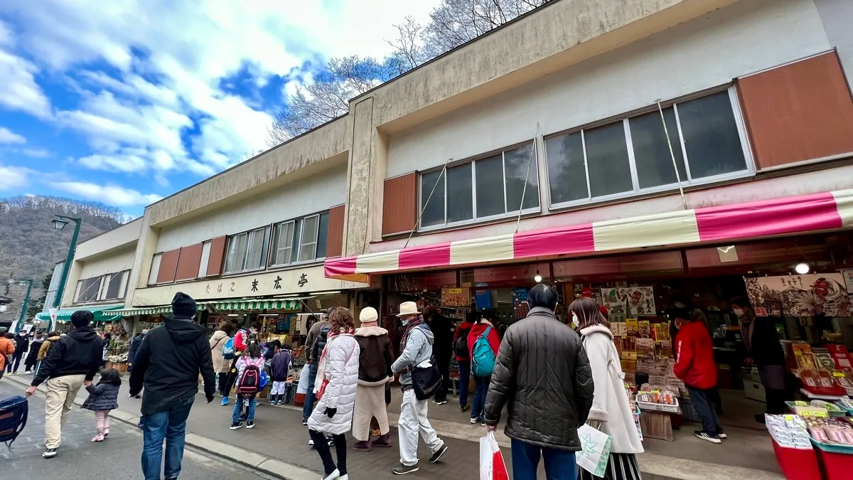 Tiendas en la base de Takao