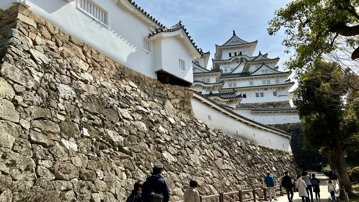 Camino hacia la torre del castillo