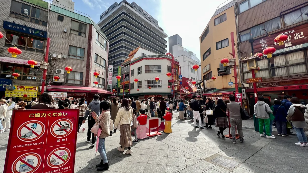 Multitudes bulliciosas en el barrio chino Nankinmachi