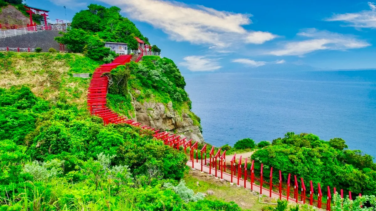 Torii del Santuario Motonosumi junto al mar